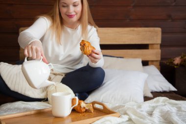 Kadın eve geri kalanı. Örgü.