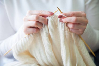 Kadın Close-Up örgü renkli yün iplik eller. Yakın çekim yatay fotoğraf. Serbest yaratıcı çalışma ve yaşam kavramı.