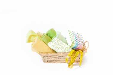 Manuel dikiş aksesuarları. Beyaz arka plan. Çok renkli kumaş.