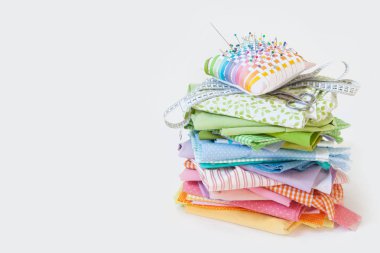 Manuel dikiş aksesuarları. Beyaz arka plan. Çok renkli kumaş.