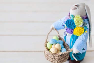 El yapımı oyuncaklar. Paskalya tavşanı. Çok renkli yumurta. Beyaz arka plan. Yuva yumurta ile.