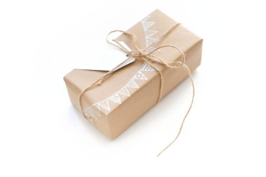 Beyaz hediye kutusu. Beyaz bir çelenk, bayrakları çizim. Beyaz backgro