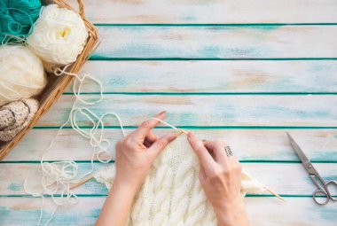 Yün iplik kumaş örme. Turkuaz eski yeni arka plan yaşlı. Siyah kahve ve çikolata.