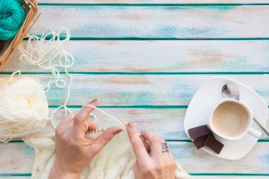 Yün iplik kumaş örme. Turkuaz eski yeni arka plan yaşlı. Siyah kahve ve çikolata.