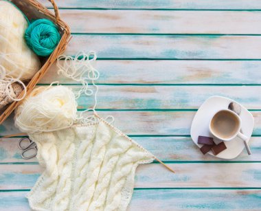 Yün iplik kumaş örme. Turkuaz eski yeni arka plan yaşlı. Siyah kahve ve çikolata.