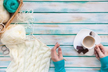 Yün iplik kumaş örme. Turkuaz eski yeni arka plan yaşlı. Siyah kahve ve çikolata.