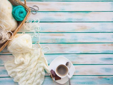 Yün iplik kumaş örme. Turkuaz eski yeni arka plan yaşlı. Siyah kahve ve çikolata.