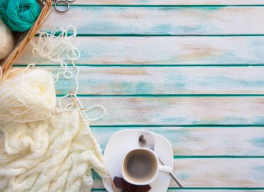 Yün iplik kumaş örme. Turkuaz eski yeni arka plan yaşlı. Siyah kahve ve çikolata.