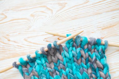 Çok kalın yün ipliği örgü için. Lila, mor, pembe.