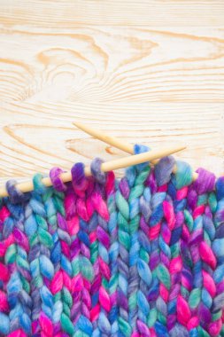 Çok kalın yün ipliği örgü için. Lila, mor, pembe.
