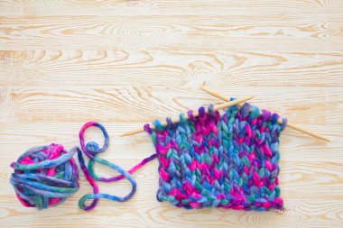 Çok kalın yün ipliği örgü için. Lila, mor, pembe.