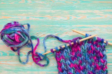 Çok kalın yün ipliği örgü için. Lila, mor, pembe.