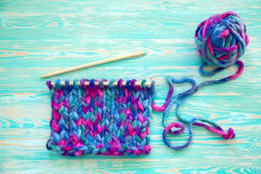 Çok kalın yün ipliği örgü için. Lila, mor, pembe.