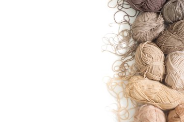 İplik olduğunu bej, kahverengi, gri ve beyaz. İğneler örgü, makas, örgü, örme kumaş.