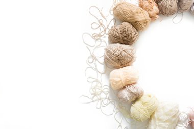 İplik olduğunu bej, kahverengi, gri ve beyaz. İğneler örgü, makas, örgü, örme kumaş.