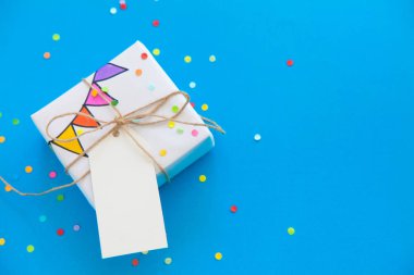 Jüt halat ile renkli hediye kutuları. Arka plan mavi ve turkuaz. Parti ya da bir Doğum günü hediyesi.