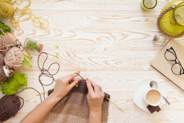 Yün iplik kumaş örme. Turkuaz eski yeni arka plan yaşlı. Siyah kahve ve çikolata.