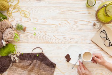 Yün iplik kumaş örme. Turkuaz eski yeni arka plan yaşlı. Siyah kahve ve çikolata.