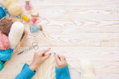 Yün iplik kumaş örme. Turkuaz eski yeni arka plan yaşlı. Siyah kahve ve çikolata.