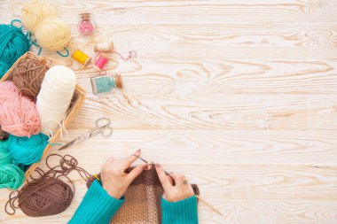 Yün iplik kumaş örme. Turkuaz eski yeni arka plan yaşlı. Siyah kahve ve çikolata.