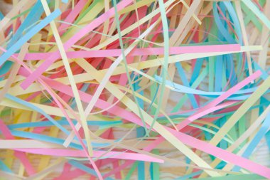 Bir kuş değil gerçek bir yuva. Oyuncak, dekoratif. Arka plan yaş arası Beyaz ahşap.