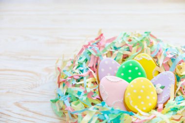 Tatlılar için Paskalya kutlamak. Gingerbread Paskalya tavşanı ve Paskalya yumurta şeklinde. Beyaz ve renkli arka plan üstten görünüm kopya alanı