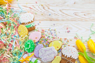 Tatlılar için Paskalya kutlamak. Gingerbread Paskalya tavşanı ve Paskalya yumurta şeklinde. Beyaz ve renkli arka plan üstten görünüm kopya alanı