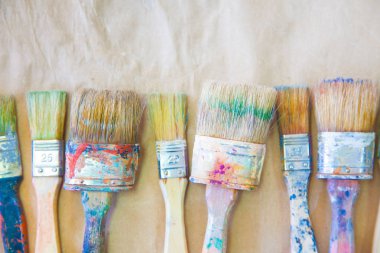 Yaşlı ressamın fırçalar, kirli kenarına.