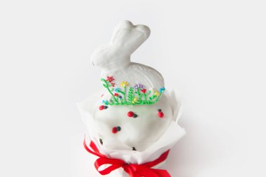 Rus Ortodoks Paskalya. Beyaz ve pembe arka plan. Paskalya kek, Paskalya tavşanı, renkli yumurta.