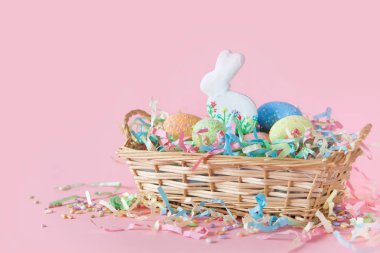 Rus Ortodoks Paskalya. Beyaz ve pembe arka plan. Paskalya kek, Paskalya tavşanı, renkli yumurta.