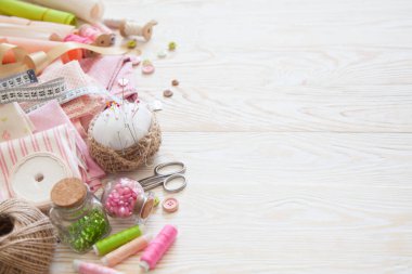 Renkli kumaş, iplik, iplik. Renkli materyaller masanın üzerinde yaratıcı çalışma için. İğne işi yap. Her şey için el yapımı.