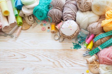 Renkli kumaş, iplik, iplik. Renkli materyaller masanın üzerinde yaratıcı çalışma için. İğne işi yap. Her şey için el yapımı. 