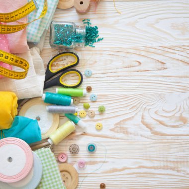 Renkli kumaş, iplik, iplik. Renkli materyaller masanın üzerinde yaratıcı çalışma için. İğne işi yap. Her şey için el yapımı. 