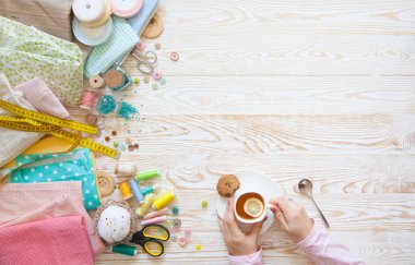 Renkli kumaş, iplik, iplik. Renkli materyaller masanın üzerinde yaratıcı çalışma için. İğne işi yap. Her şey için el yapımı. 