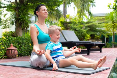 Yoga dersleri. Anne ve oğlu. Hamile kadın
