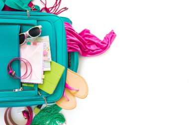 Dinlenmek ve seyahat için renkli parlak şeyler. Bir tatil planlama. Mavi, Turkuaz, Akuamarin, mor, Lila, pembe, mor.