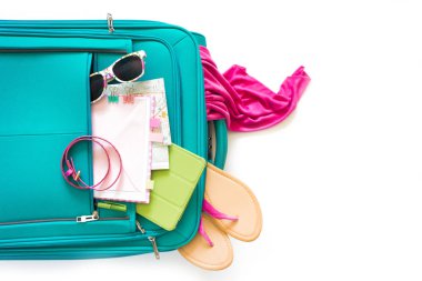 Dinlenmek ve seyahat için renkli parlak şeyler. Bir tatil planlama. Mavi, Turkuaz, Akuamarin, mor, Lila, pembe, mor.