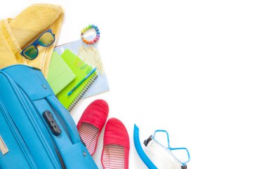 Kadın tatil için seyahat aksesuarlar. Şey, bir yüzme daire, palet, güneş gözlüğü, bir bavul ve bir mayo.