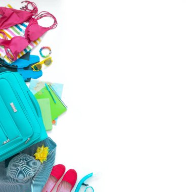 Kadın tatil için seyahat aksesuarlar. Şey, bir yüzme daire, palet, güneş gözlüğü, bir bavul ve bir mayo.