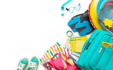 Kadın tatil için seyahat aksesuarlar. Şey, bir yüzme daire, palet, güneş gözlüğü, bir bavul ve bir mayo.