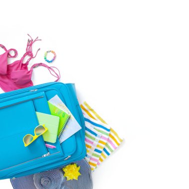 Kadın tatil için seyahat aksesuarlar. Şey, bir yüzme daire, palet, güneş gözlüğü, bir bavul ve bir mayo.