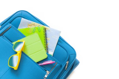Kadın tatil için seyahat aksesuarlar. Şey, bir yüzme daire, palet, güneş gözlüğü, bir bavul ve bir mayo.