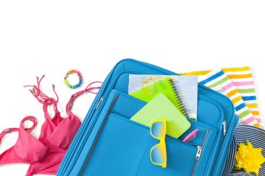 Kadın tatil için seyahat aksesuarlar. Şey, bir yüzme daire, palet, güneş gözlüğü, bir bavul ve bir mayo.