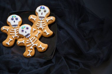 Ölülerin günü. Zencefilli kurabiye. Siyah arka plan. Çerezleri sır.