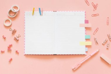 Planlayıcısı mockup ve sabit. Düz yatıyordu, en iyi görünümü