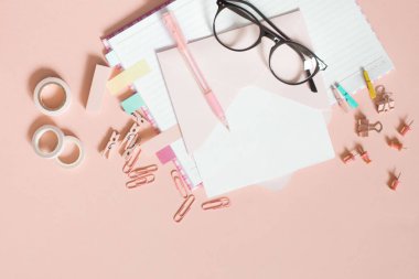 Planlayıcısı mockup ve sabit. Düz yatıyordu, en iyi görünümü