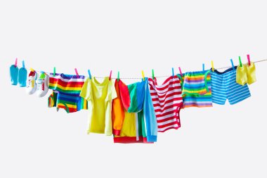 Bebek giysileri Sarı zemin üzerine asılı ile çamaşır