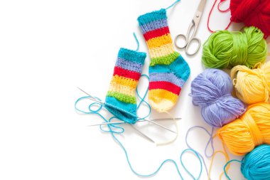 Renkli iplik topları. Yukarıdan bak. Gökkuşağı renkleri. Her renkten. Örgü örmek için iplik. İplik derileri.