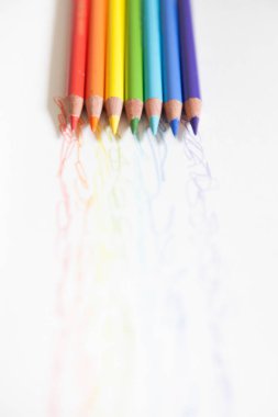 Beyaz arka plan üzerinde izole renkli ahşap kalemler