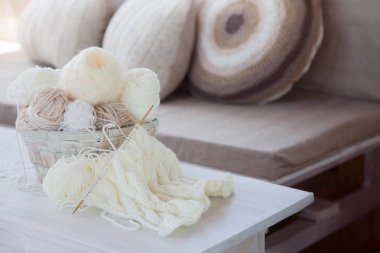 İğne işi için aksesuarlar. Hobi örgü. Kadın iş.